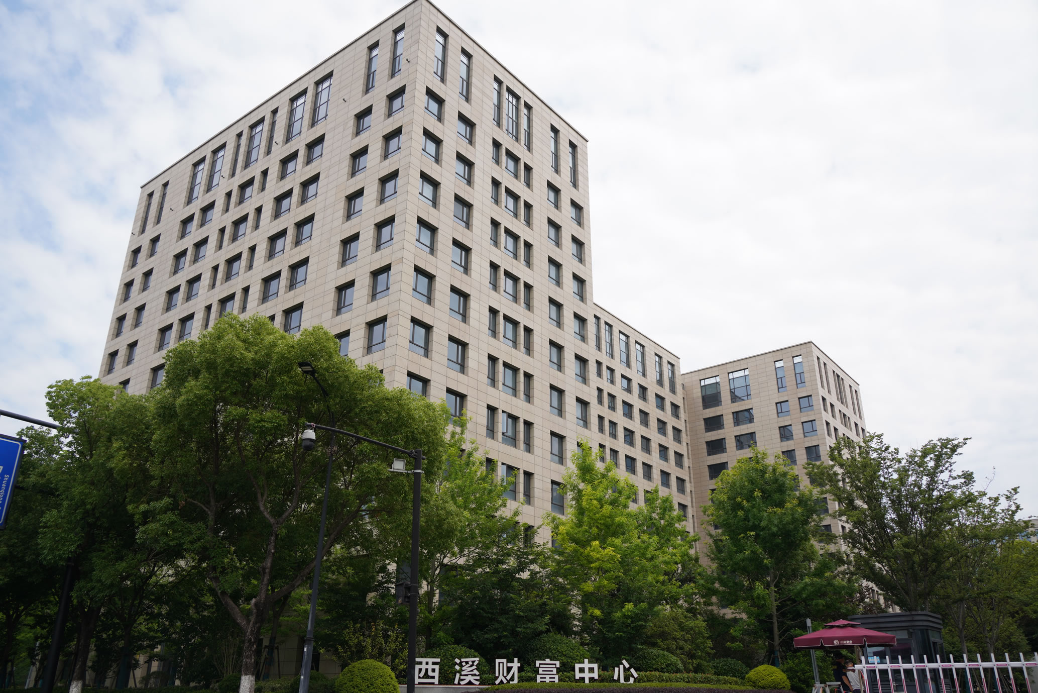 協(xié)進陶瓷薄板工程案例｜杭州西溪財富中心外墻裝飾應用